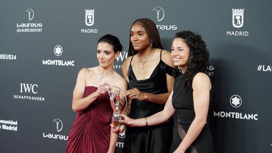Las futbolistas Aitana Bonmatí (i), Salma Paralluelo (c) e Ivana Andrés (d), en nombre de la selección española femenina de fútbol, tras recibir el Laureus al ‘Equipo del Año’ de 2023