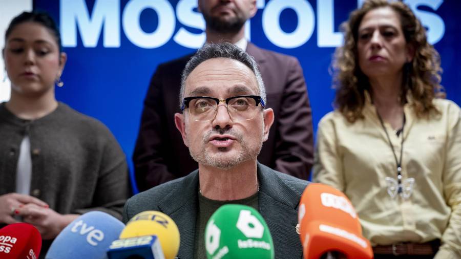 El alcalde de Móstoles, Manuel Bautista, ofrece una rueda de prensa para negar el supuesto caso de acoso laboral y sexual contra una ex concejala y denunciar “chantajes que se remontan a 2023”, en la sala de Juntas del Ayuntamiento
