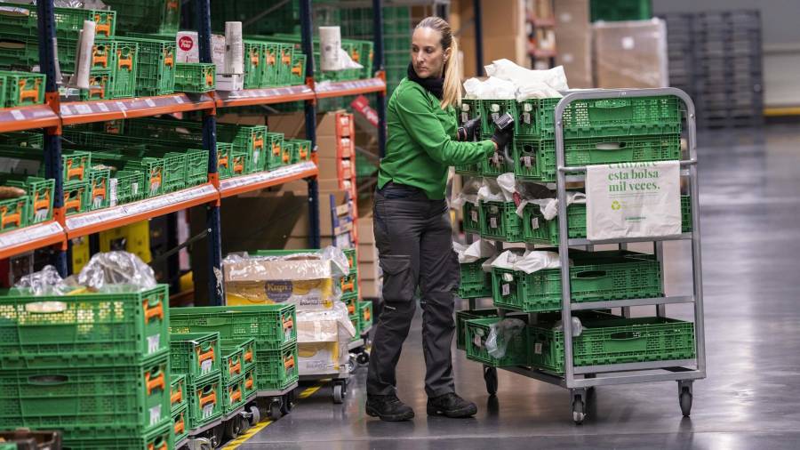 Trabajadora de la compañía en uno de los almacenes