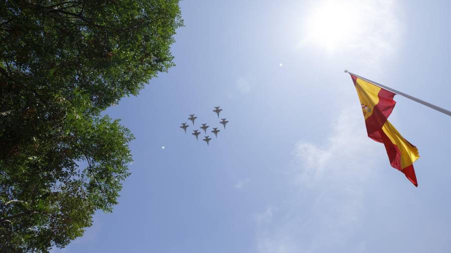 Imagen de archivo de aviones de combate españoles durante el desfile del Día de la Hispanidad en Granada