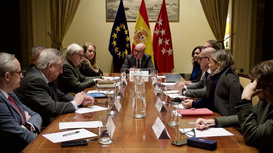 Reunión presidida por el delegado del Gobierno, Francisco Martín, con representantes del Ministerio de la Presidencia, de la Comunidad de Madrid, del Ayuntamiento y del Comité Organizador de la visita del Papa a España