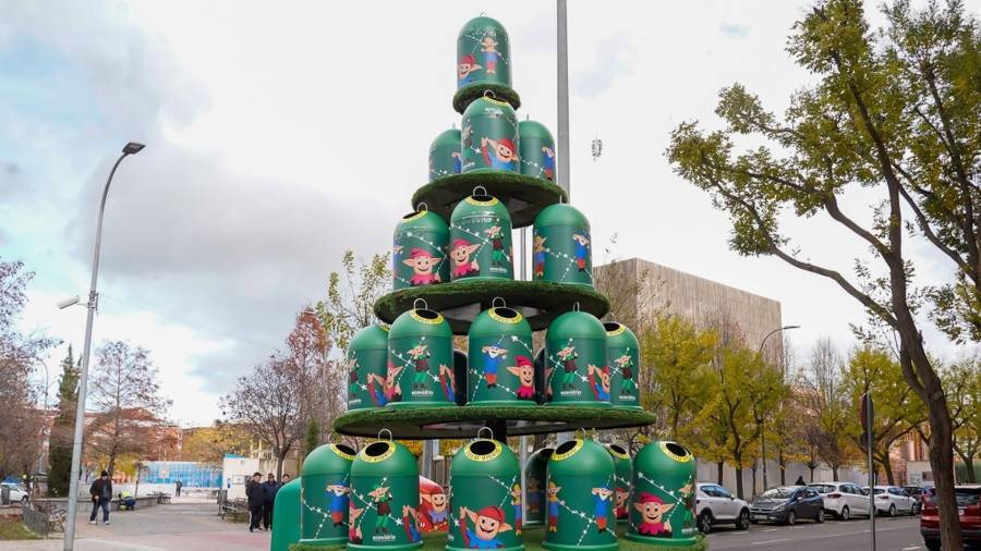 Árbol navideño de miniglús con la imagen de los Guachis