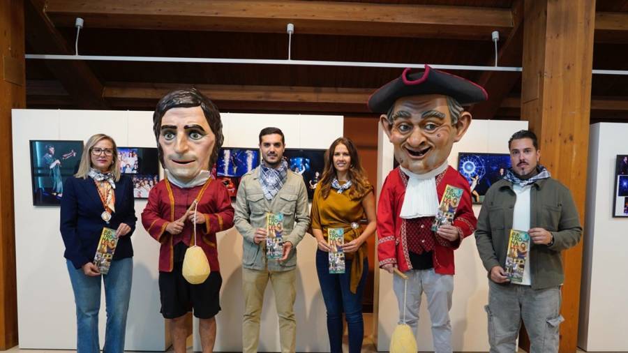 El alcalde de la localidad, Alejandro Navarro Prieto, y la concejala de Igualdad y Festejos, María Eugenia Gil, presentan las fiestas patronales