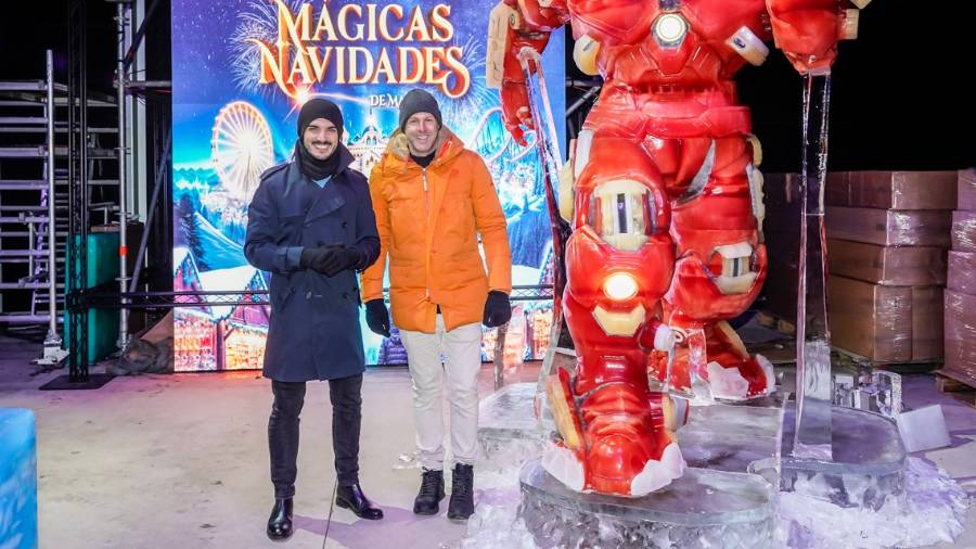 El alcalde, Alejandro Navarro Prieto, y el director del Parque Mágicas Navidades, Rafael González, junto a una de las espectaculares figuras de hielo: Iron Man