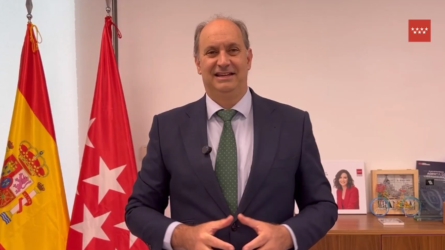 El consejero de Digitalización, Miguel López-Valverde, explica los sistemas de automatización puestos en marcha en el sistema sanitario autonómico