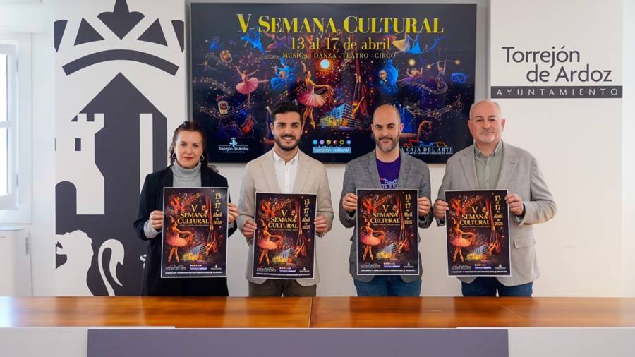 El alcalde, Alejandro Navarro Prieto, y el concejal de Cultura, José Antonio Moreno, en la presentación de la V Semana Cultural junto a la jefa de estudios de danza y teatro, Paola Torregosa y el jefe de estudios de música, Pablo Castellanos