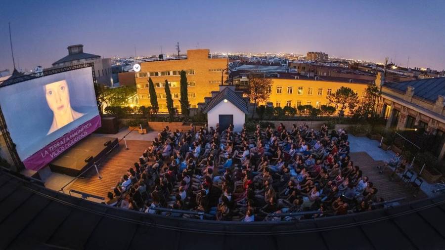 La Casa Encendida se convierte en un oasis veraniego para todos los públicos con cine, música, arte, campamentos y juegos de mesa