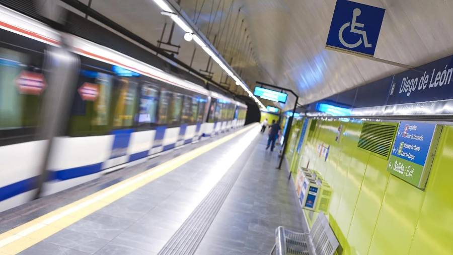 Anden de la L6 en la estación Diego de León