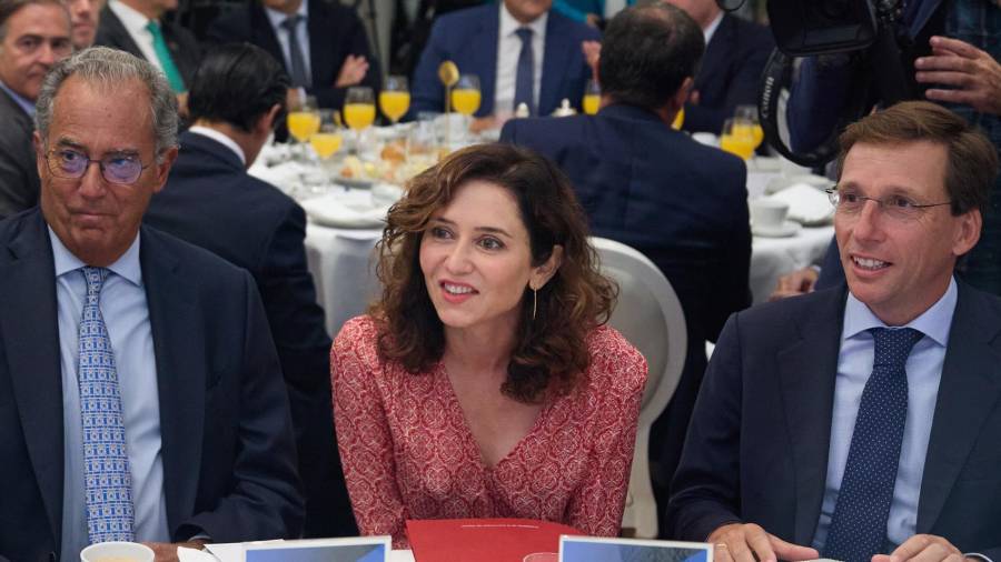 El presidente de la Asamblea de Madrid, Enrique Ossorio; la presidenta de la Comunidad de Madrid, Isabel Díaz Ayuso y el alcalde de Madrid, José Luis Martínez-Almeida, llegan a un desayuno informativo del Fórum Europa organizado por Nueva Economía