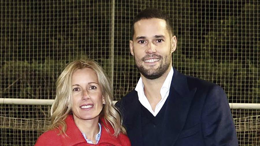 La Alcaldesa del municipio, Rocío García Alcántara, le entrega un premio al deportista Mario Suárez, ex futbolista y comentarista deportivo, en un campo de juego