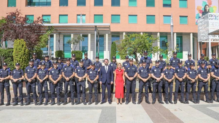 La alcaldesa de Alcobendas, Rocío García Alcántara, y el concejal de Seguridad, Carlos Rodrigo, dan la bienvenida a los nuevos agentes de la Policía Local