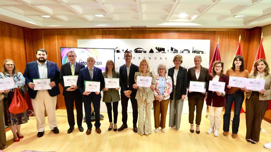 Representantes de los ayuntamientos madrileños reconocidos por la UAB con el Sello Infoparticipa 2025
