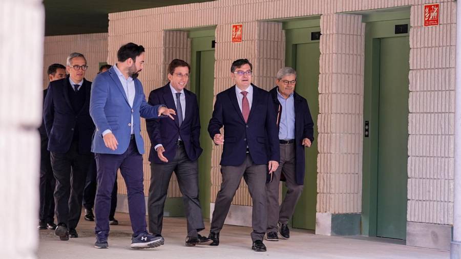 El alcalde de Madrid, José Luis Martínez-Almeida, junto con el delegado de Políticas de Vivienda y presidente de EMVS Madrid, Álvaro González, visita las viviendas de Nuestra Señora de los Ángeles 14, en el ecobarrio de Puente de Vallecas