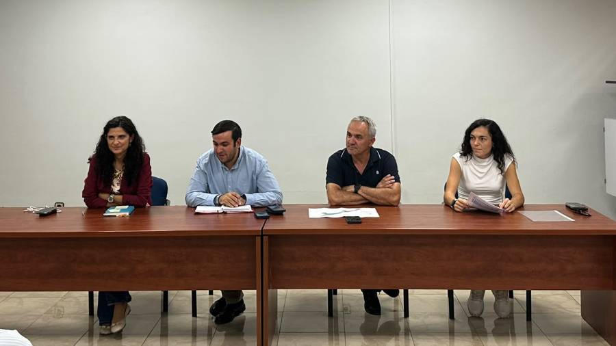 El concejal de Obras y Mantenimiento Urbano, Antonio Saldaña, y la presidenta del Distrito III, Esther de Andrés, informan a los vecinos sobre el proyecto de renovación de la calle Pedro del Campo
