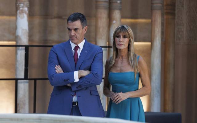 El presidente del Gobierno en funciones, Pedro Sánchez, junto a su mujer, Begoña Gómez