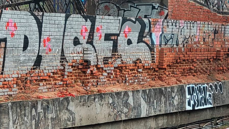 Muros junto a la C5 de Cercanías en Alcorcón