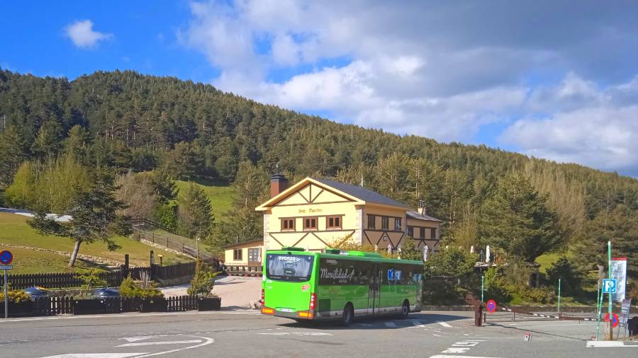 Autobús de las líneas 691 y 692 de Interurbanos dejando el Puerto de Cotos tras haber efectuado su parada