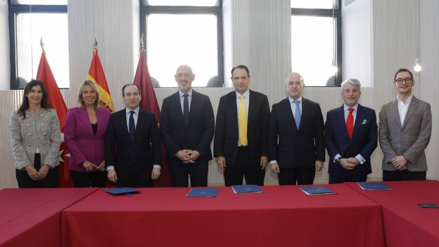 El delegado de Urbanismo, Medio Ambiente y Movilidad, Borja Carabante, preside, en el Palacio de Cibeles, la comisión de seguimiento del convenio firmado entre el Consistorio y el Consorcio de la Ciudad Universitaria