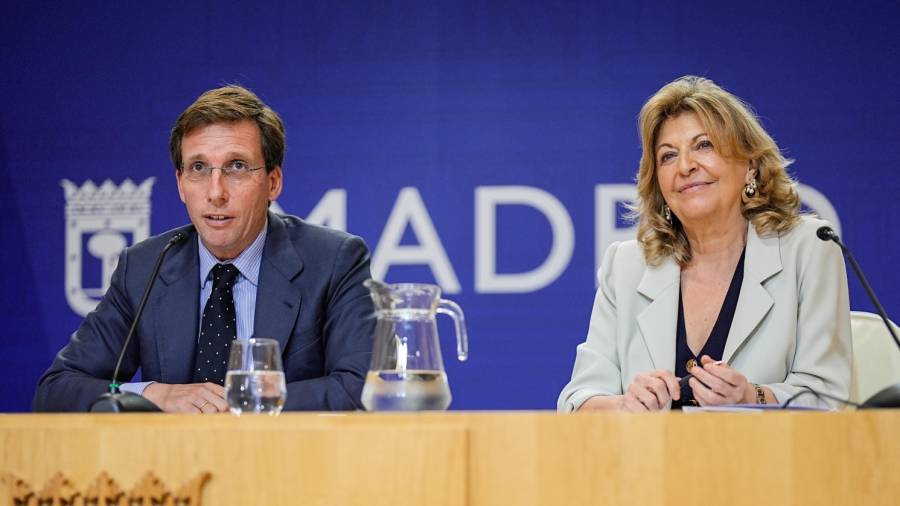 El alcalde de Madrid, José Luis Martínez-Almeida, junto con la delegada de Economía, Innovación y Hacienda, Engracia Hidalgo, presenta los presupuestos municipales para 2025, en la rueda de prensa posterior a la Junta de Gobierno de este jueves