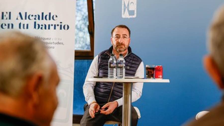 El alcalde, Carlos Blázquez, participa en un encuentro con los vecinos