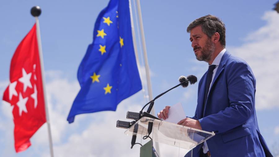 El consejero de Presidencia, Justicia y Administración Local de la Comunidad de Madrid, Miguel Ángel García Martín, asiste al izado de la bandera de la Unión Europea por el Día de Europa