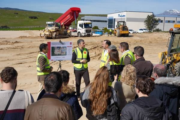 El consejero de Presidencia, Justicia y Administración Local, Miguel Ángel García Martín, acompañado del alcalde, Carlos Blázquez, visita algunas de las calles del municipio en las que se han llevado a cabo obras de renovación integral financiadas por el Programa de Inversión Regional
