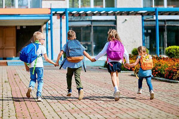Imagen de recurso de cuatro niños en la escuela