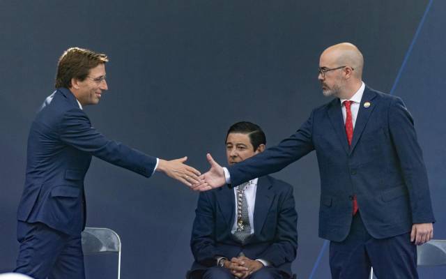 El alcalde de Madrid, José Luis Martínez-Almeida (i), saluda al delegado del Gobierno en la Comunidad de Madrid, Francisco Martín (d), en presencia del presidente del Pleno de Cibeles, Borja Fanjul