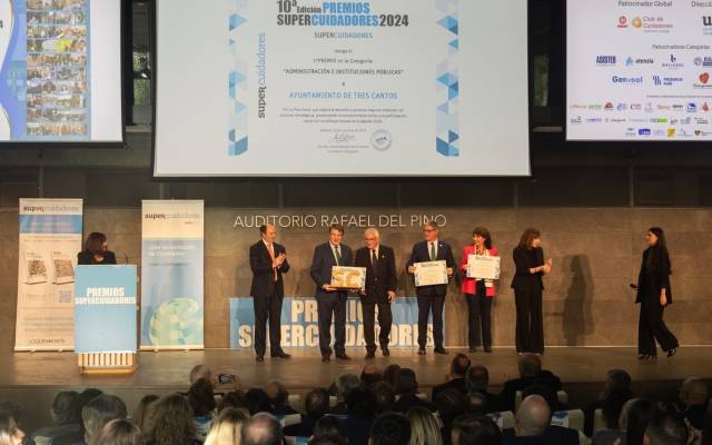 El alcalde, Jesús Moreno, y las concejales de Familia e Igualdad, Sonia Lolo, y de Mayores, Sonia del Amo, además del presidente de la Junta Rectora del Centro Municipal de Mayores Antonio Somalo, Esteban Sierra, recogen el primer premio en la categoría Administración e Instituciones públicas