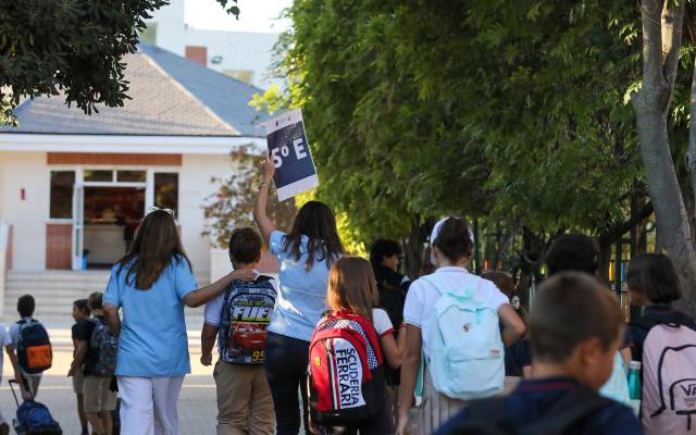 Varios niños a la entrada de un colegio de Madrid