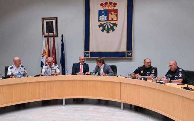 Imagen del alcalde de Fuenlabrada, Javier Ayala (PSOE), en la reunión de la Junta de Seguridad con el delegado del Gobierno en Madrid, Francisco Martín