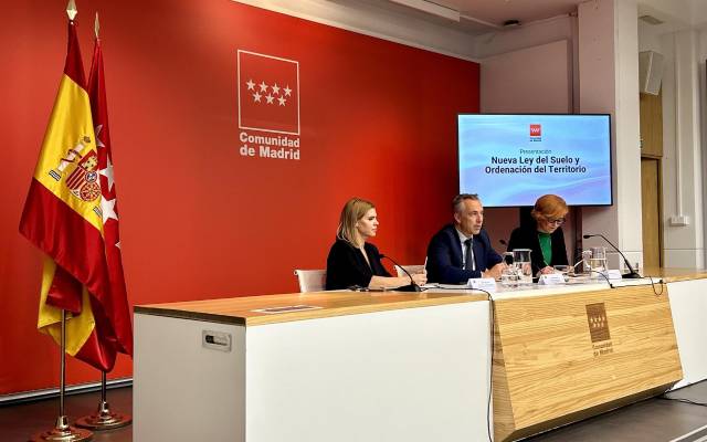 El consejero de Medio Ambiente, Agricultura e Interior, Carlos Novillo, durante la presentación de la nueva Ley del Suelo ante representantes de 86 municipios de la región