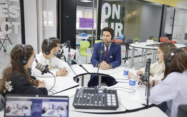 Imagen de archivo del ex consejero de Educación, Emilio Viciana, con niños de un centro público cuando se comenzó a implantar la red de radios escolares del proyecto Voces del Aula