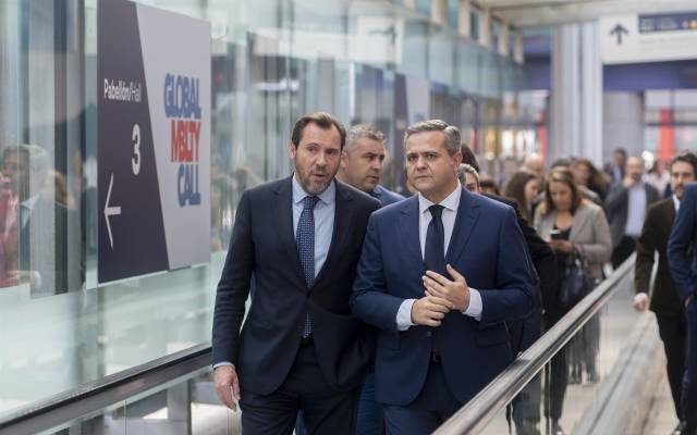 El ministro de Transportes y Movilidad Sostenible, Óscar Puente, junto al consejero de Vivienda, Transportes e Infraestructuras, Jorge Rodrigo, en la inauguración hoy en Ifema Madrid de Global Mobility Call 2024