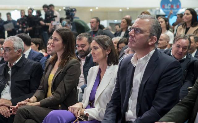 La portavoz de Más Madrid en el Ayuntamiento, Rita Maestre; la portavoz del PSOE en el Ayuntamiento de Madrid, Reyes Maroto, y el portavoz de Vox en el Ayuntamiento, Javier Ortega Smith