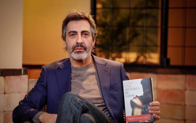 Foto del ganador del Premio Planeta 2025