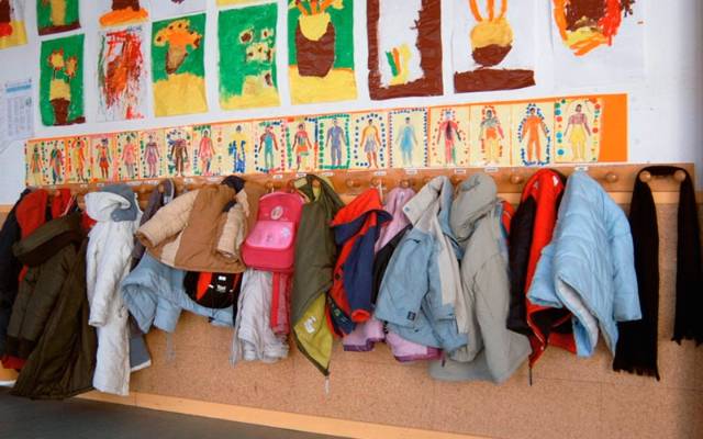 Menores participando en dinámicas de grupo durante actividades educativas