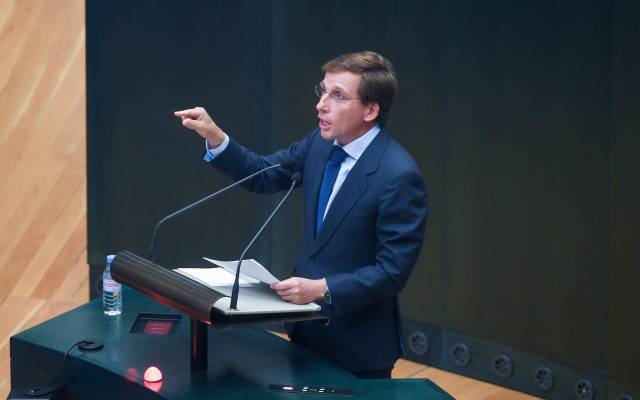 El alcalde de Madrid, José Luis Martínez-Almeida, interviene durante un pleno del Ayuntamiento de Madrid, en el Palacio de Cibeles