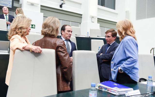 El segundo teniente de Alcalde de Madrid, Borja Carabante, el alcalde de Madrid, José Luis Martínez-Almeida, y la vicealcaldesa de Madrid, Inmaculada Sanz, durante un pleno del Ayuntamiento de Madrid, en el Palacio de Cibeles