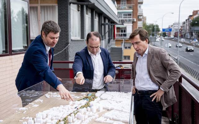 El delegado de Urbanismo, Medio Ambiente y Movilidad, Borja Carabante (c), y el alcalde de Madrid, José Luis Martínez-Almeida (d), visitan el inicio de las obras de soterramiento de la A-5 y la construcción del futuro Paseo Verde del Suroeste