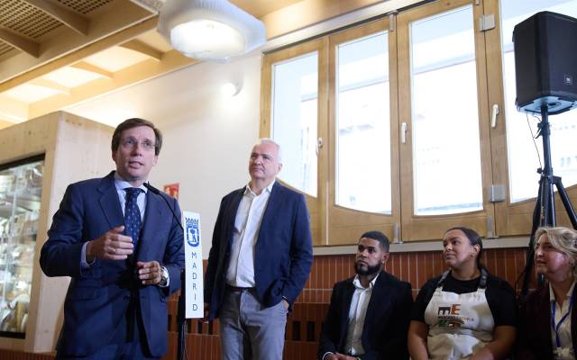 El alcalde de Madrid, José Luis Martínez-Almeida, y la delegada de Economía, Innovación y Hacienda, Engracia Hidalgo, durante la inauguración del Mercado Municipal de San Cristóbal, a 14 de octubre de 2024, en Madrid