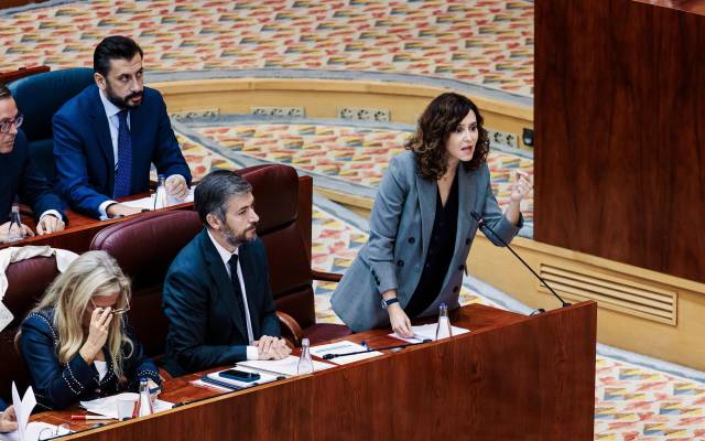 La presidenta de la Comunidad de Madrid, Isabel Díaz Ayuso, interviene durante un pleno en la Asamblea de Madrid