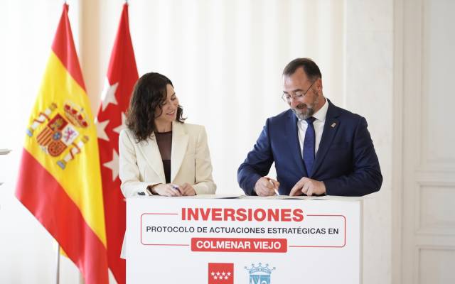La presidenta de la Comunidad de Madrid, Isabel Díaz Ayuso, firma en la Real Casa de Correos con el alcalde de Colmenar Viejo, Carlos Blázquez, un protocolo general de actuación para la promoción de proyectos en el municipio
