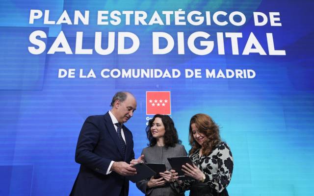 La presidenta regional, Isabel Díaz Ayuso, acompañada por el consejero de Digitalización, Miguel López-Valverde, y la consejera de Sanidad, Fátima Matute, presenta un plan estratégico de salud digital en la Real Casa de Correos