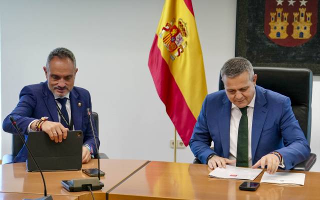 El alcalde, Manuel Bautista, y el consejero de Vivienda, Transportes e Infraestructuras de la Comunidad de Madrid, Jorge Rodrigo, se reúnen para abordar diversos proyectos en el municipio