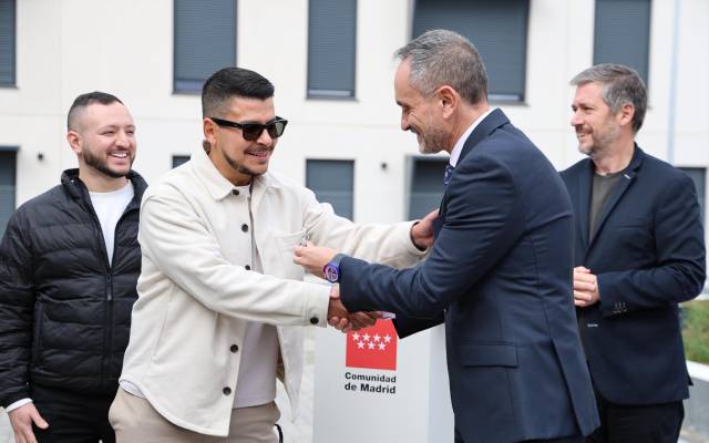 Los adjudicatarios del las dos últimas promociones del Plan Vive en el municipio, con 300 pisos, reciben las llaves