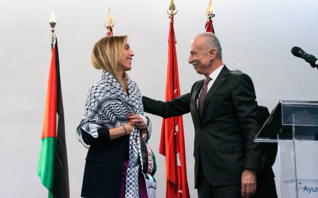 La alcaldesa, Candelaria Testa, y el embajador Palestino en España Husni Abdel Wahed