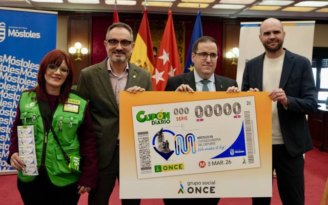 El alcalde de Móstoles, Manuel Bautista, el director de la agencia de la ONCE en Móstoles, David Mahíllo, y el concejal de Deportes y Sanidad, Ángel Álvarez, en la presentación del cupón