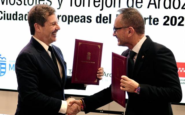 El consejero de Cultura, Turismo y Deporte, Mariano de Paco, y el alcalde de Móstoles, Manuel Bautista, firman un protocolo general de colaboración entre la Comunidad de Madrid y el Consistorio