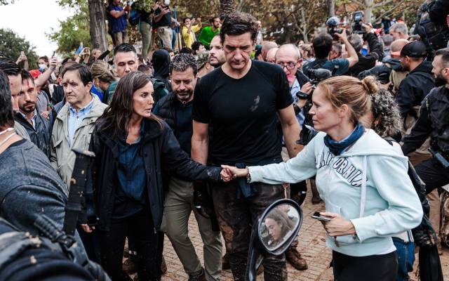 La Reina Letizia durante su visita a Paiporta, una de las zonas más afectadas por la DANA